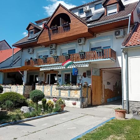 Lenzl's Panzió Acomodação com café da manhã Szigetvár Exterior foto