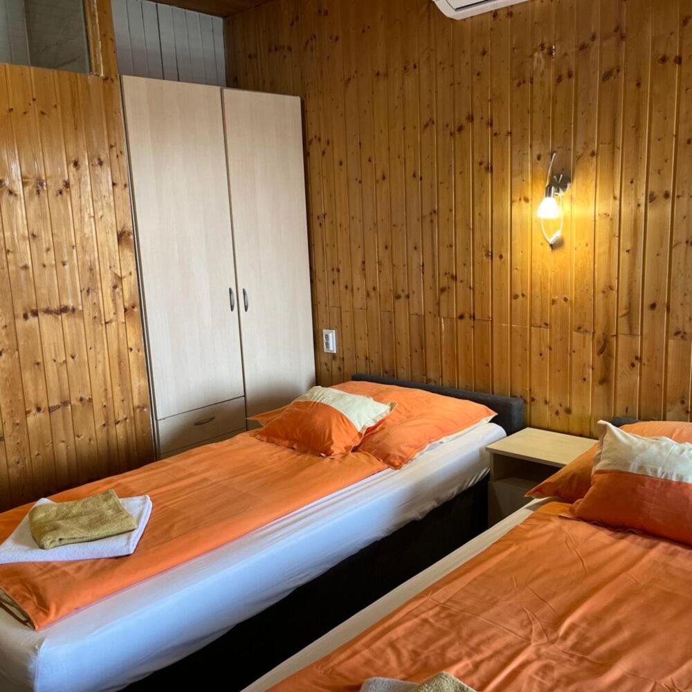 Lenzl's Panzió Acomodação com café da manhã Szigetvár Exterior foto