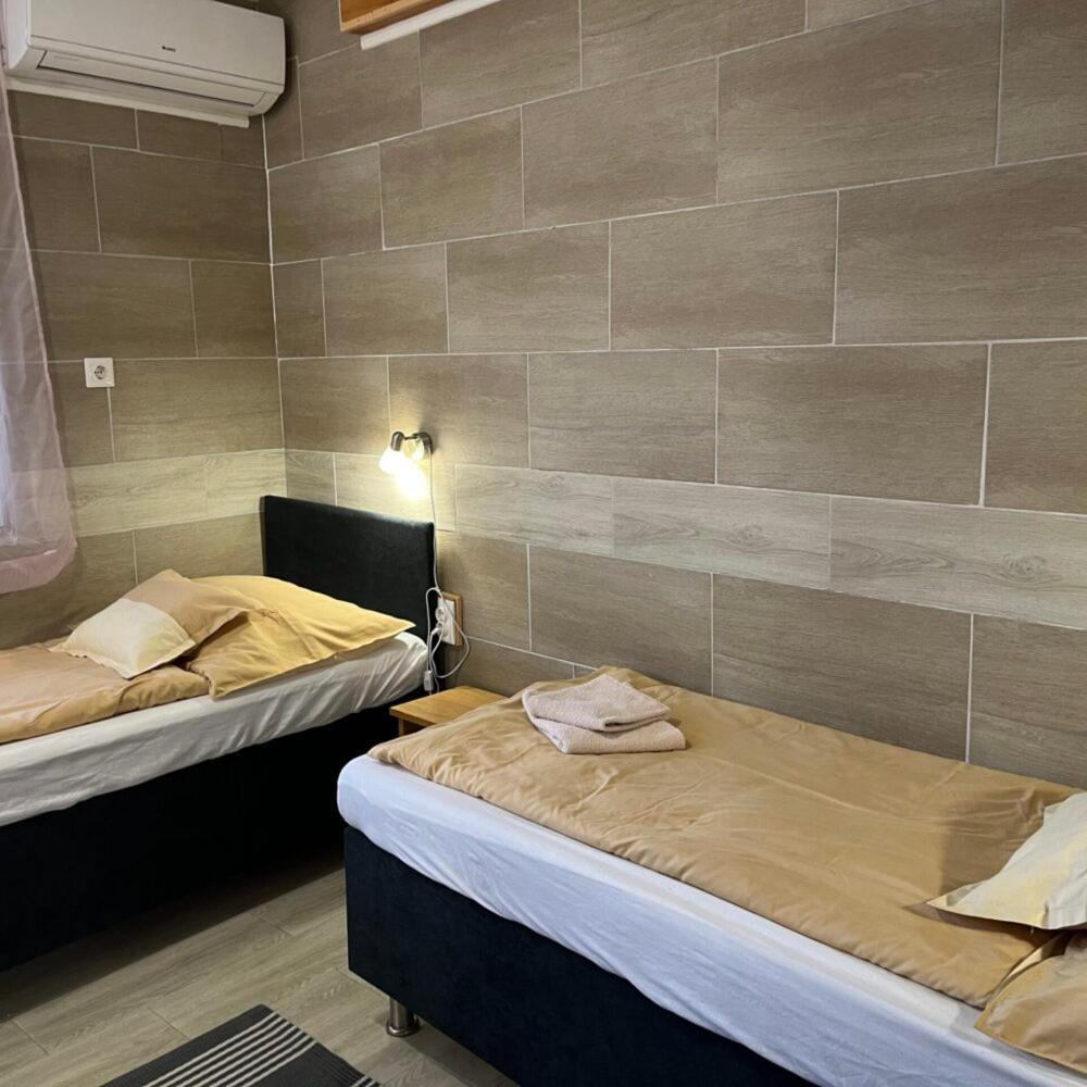 Lenzl's Panzió Acomodação com café da manhã Szigetvár Exterior foto