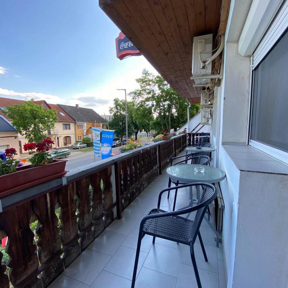Lenzl's Panzió Acomodação com café da manhã Szigetvár Exterior foto