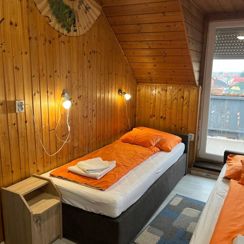Lenzl's Panzió Acomodação com café da manhã Szigetvár Exterior foto
