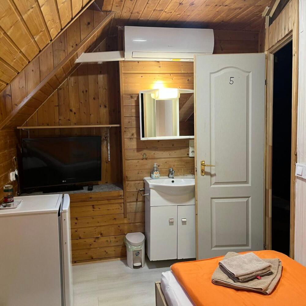 Lenzl's Panzió Acomodação com café da manhã Szigetvár Exterior foto