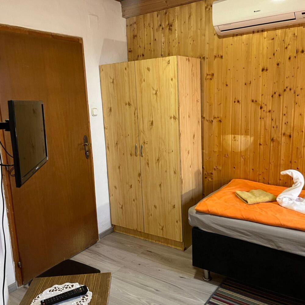 Lenzl's Panzió Acomodação com café da manhã Szigetvár Exterior foto
