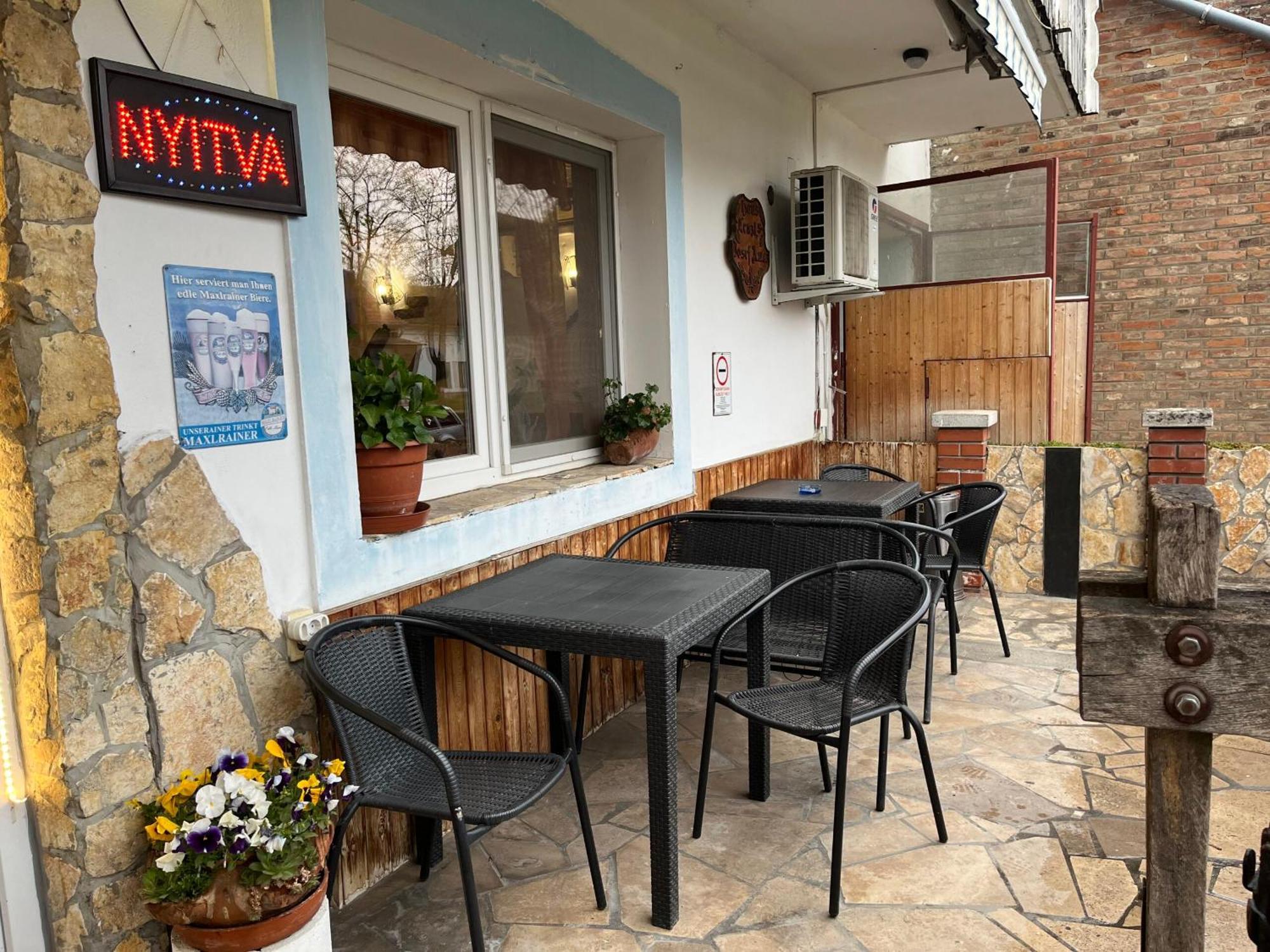 Lenzl's Panzió Acomodação com café da manhã Szigetvár Exterior foto