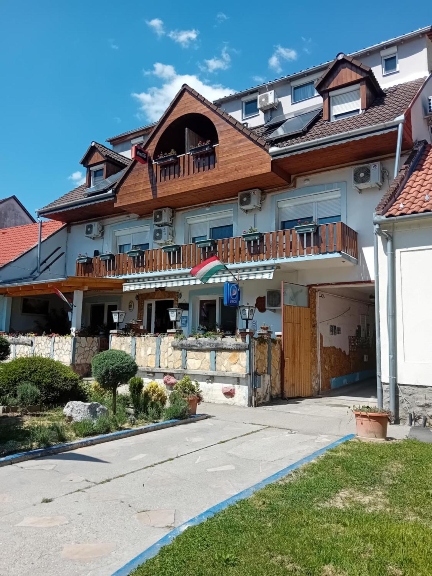 Lenzl's Panzió Acomodação com café da manhã Szigetvár Exterior foto